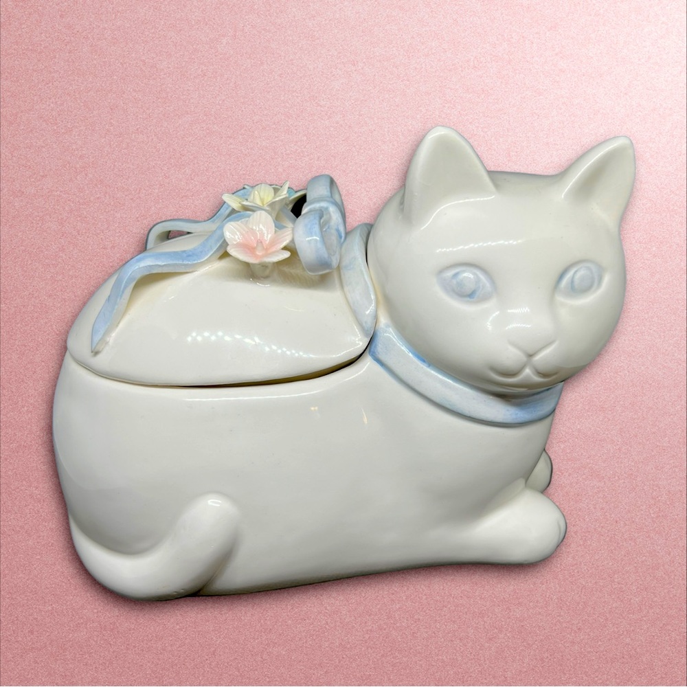 Vintage 1980s OCI Omnibus White Cat With Ribbon And Flowers Trinket Box